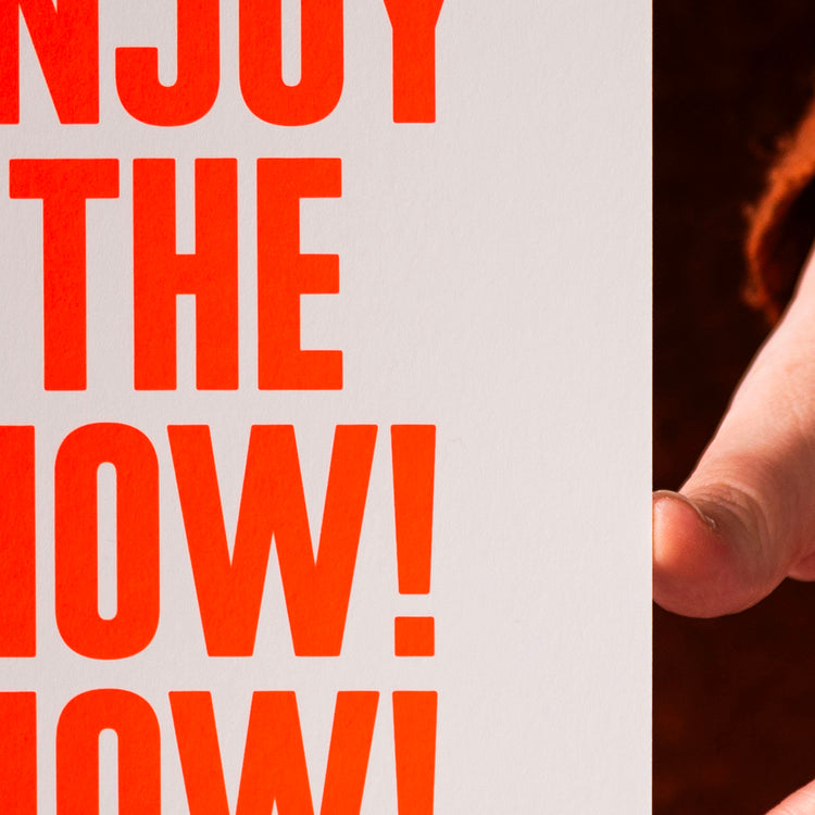 Enjoy the now! Now! (Grußkarte/Neon)