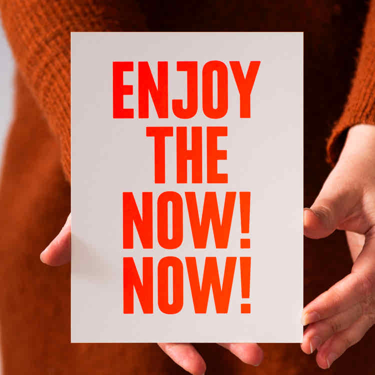 Enjoy the now! Now! (Grußkarte/Neon)