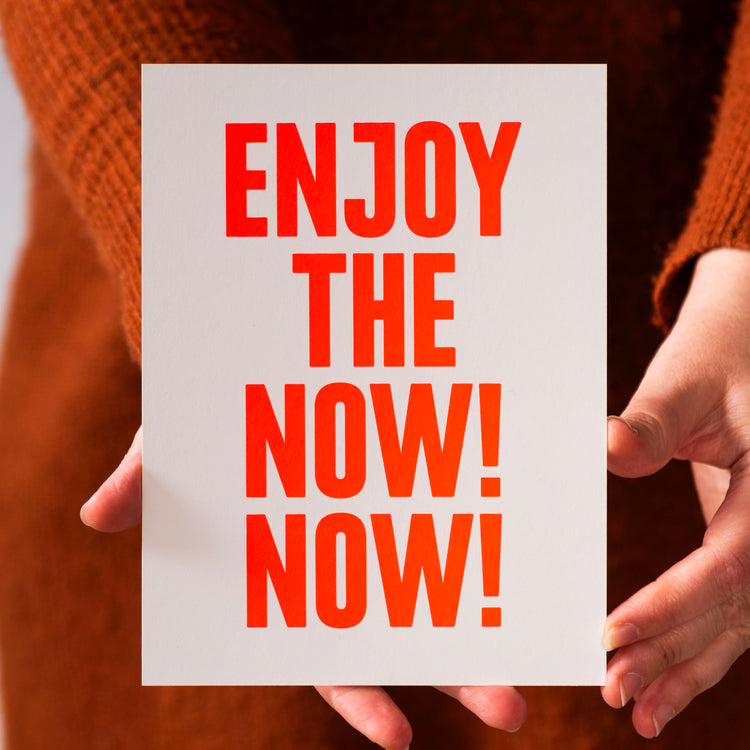 Enjoy the now! Now! (Grußkarte/Neon)
