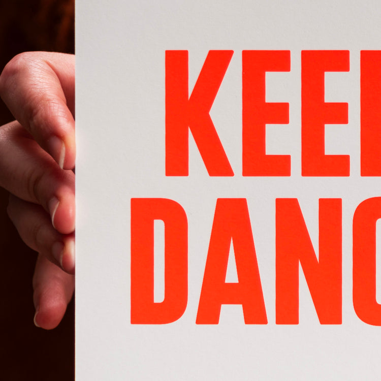 Keep on dancing! (Grußkarte/Neon)