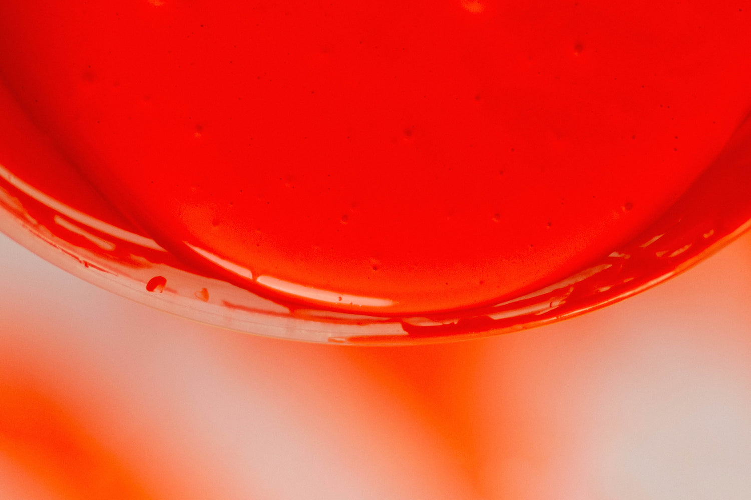 Ein Farbtopf mit satter Neon-Farbe
